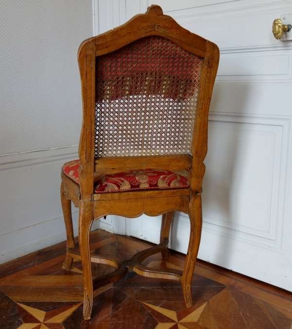 Chaise cannée d'époque Louis XV, avec sa garniture d'origine en velours de Gênes d'époque XVIIIe