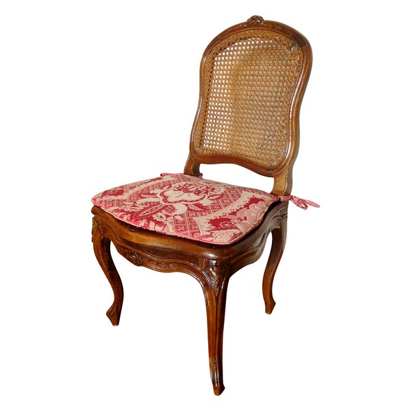 Chaise cannée d'époque Louis XV en noyer, coussin de soie, époque XVIIIe siècle