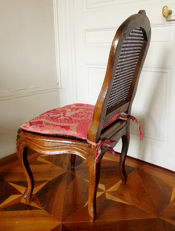 Chaise cannée d'époque Louis XV en noyer, coussin de soie, époque XVIIIe siècle