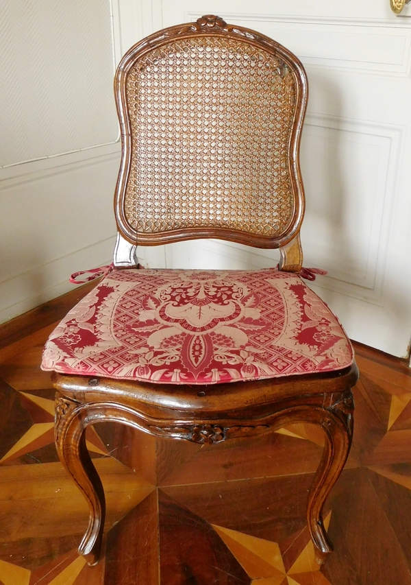 Chaise cannée d'époque Louis XV en noyer, coussin de soie, époque XVIIIe siècle