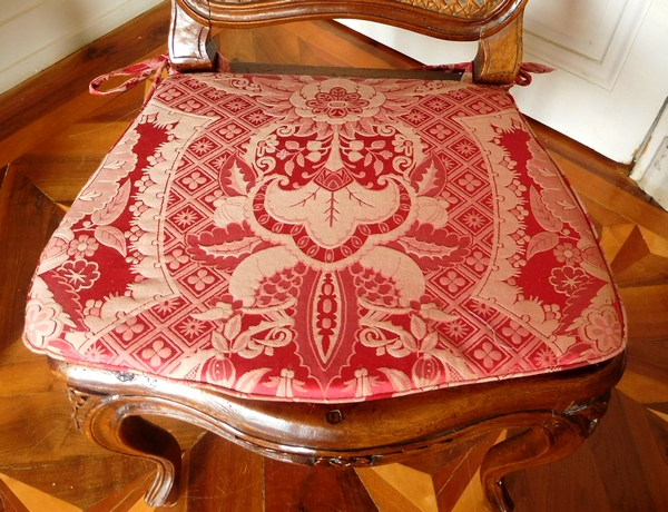 Chaise cannée d'époque Louis XV en noyer, coussin de soie, époque XVIIIe siècle