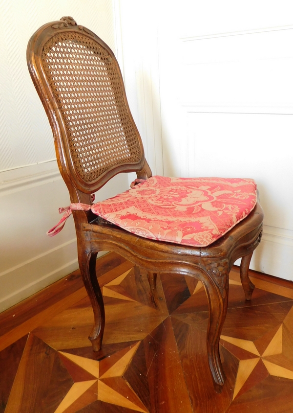 Chaise cannée d'époque Louis XV en noyer, coussin de soie, époque XVIIIe siècle