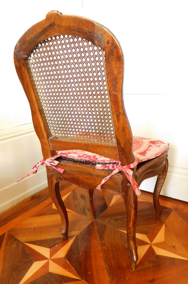 Chaise cannée d'époque Louis XV en noyer, coussin de soie, époque XVIIIe siècle