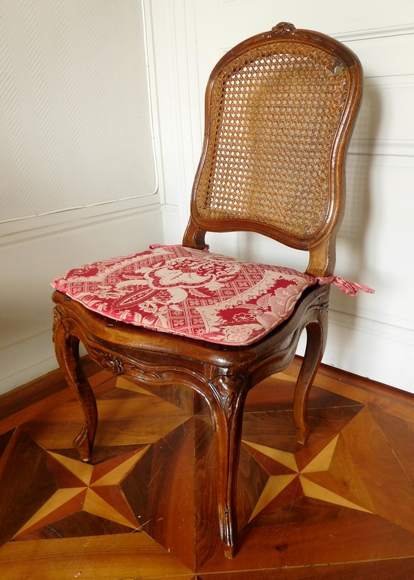 Chaise cannée d'époque Louis XV en noyer, coussin de soie, époque XVIIIe siècle