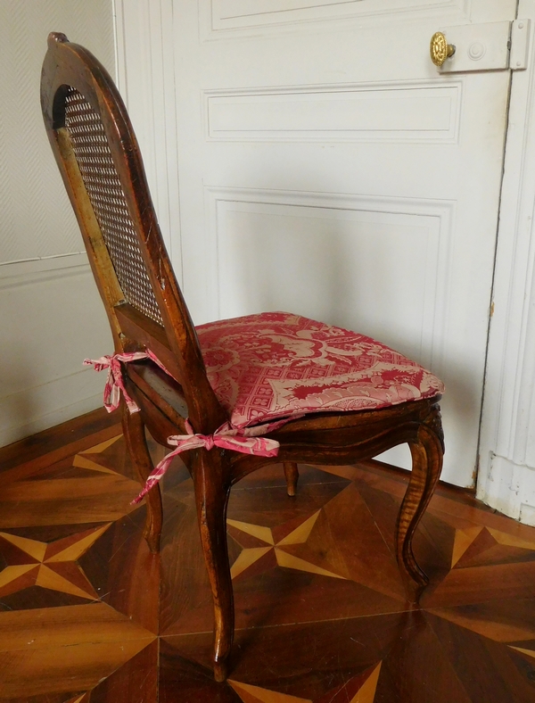 Chaise cannée d'époque Louis XV en noyer, coussin de soie, époque XVIIIe siècle