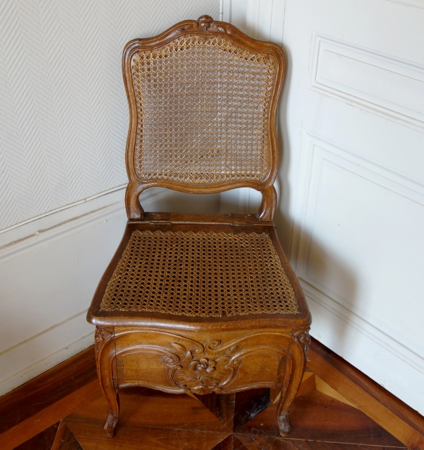 Palais de Compiègne : chaise de commodité d'époque Louis XV, estampille H Amand