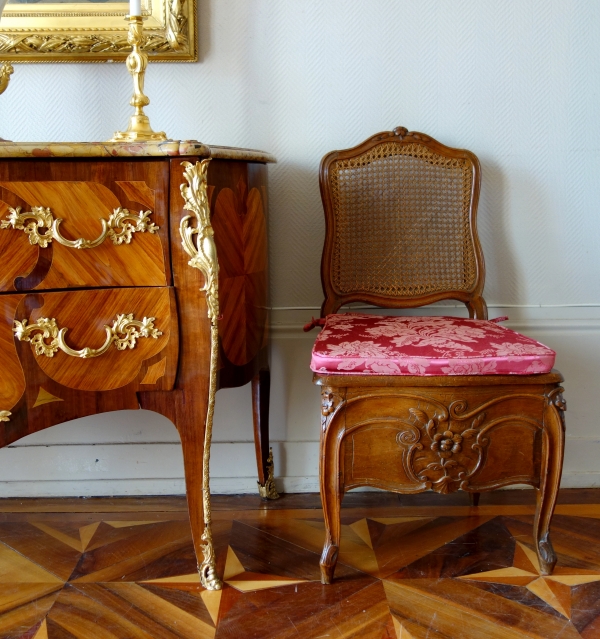 Palais de Compiègne : chaise de commodité d'époque Louis XV, estampille H Amand