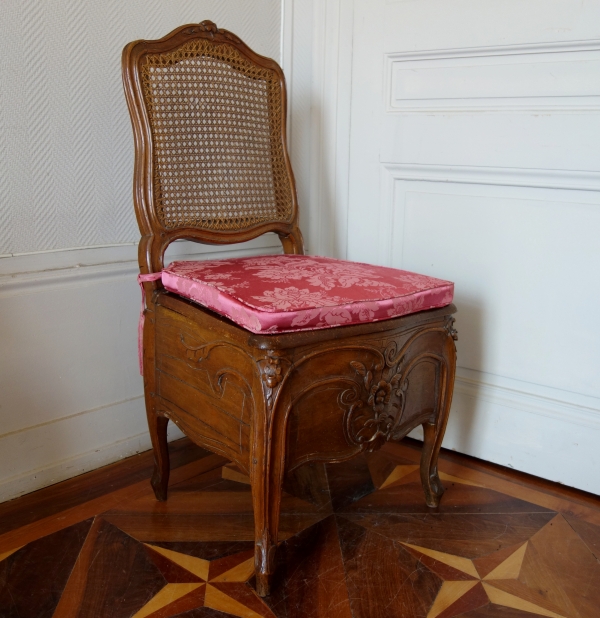 Palais de Compiègne : chaise de commodité d'époque Louis XV, estampille H Amand