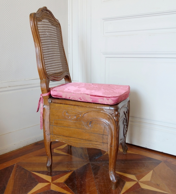 Palais de Compiègne : chaise de commodité d'époque Louis XV, estampille H Amand