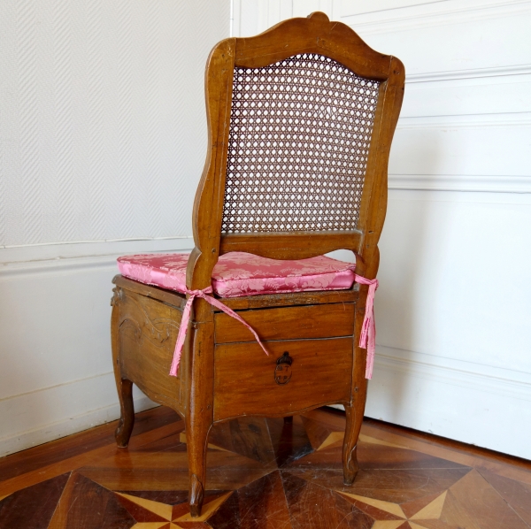 Palais de Compiègne : chaise de commodité d'époque Louis XV, estampille H Amand