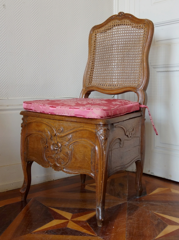 Palais de Compiègne : chaise de commodité d'époque Louis XV, estampille H Amand