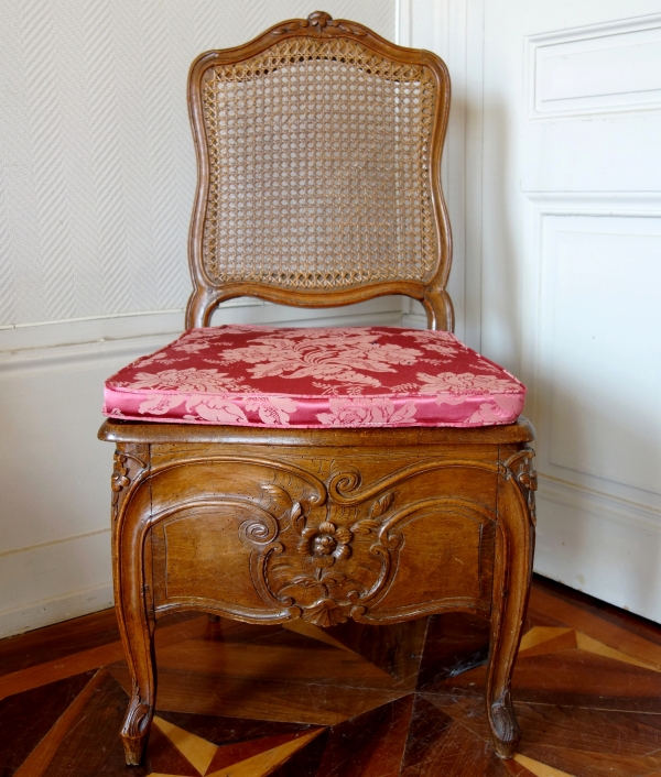 Palais de Compiègne : chaise de commodité d'époque Louis XV, estampille H Amand