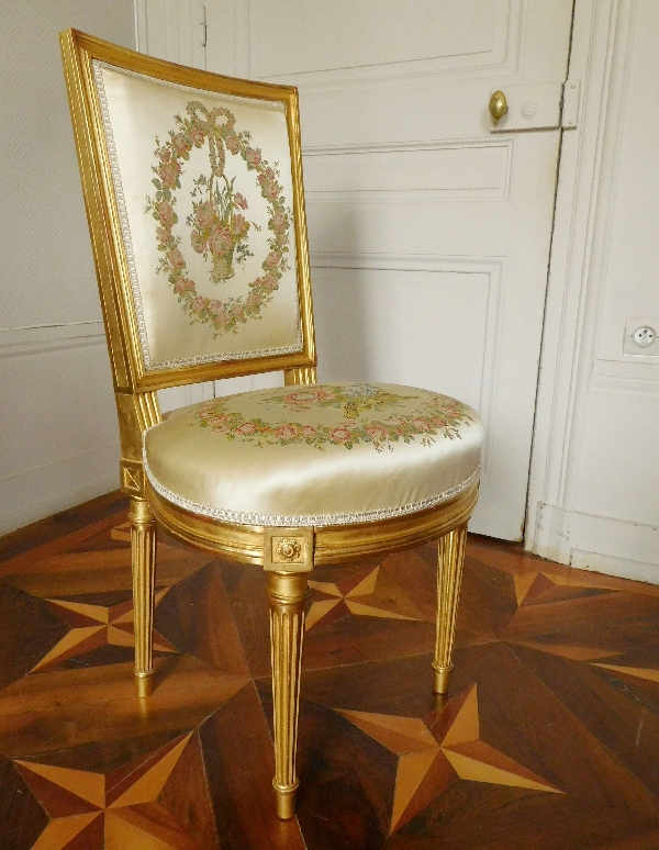 Paire de chaises en bois doré à la feuille d'or de style Louis XVI