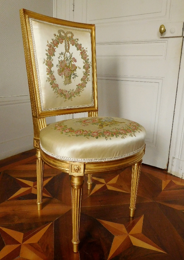 Paire de chaises en bois doré à la feuille d'or de style Louis XVI