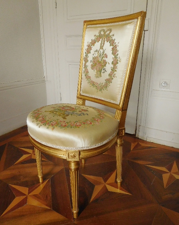 Paire de chaises en bois doré à la feuille d'or de style Louis XVI