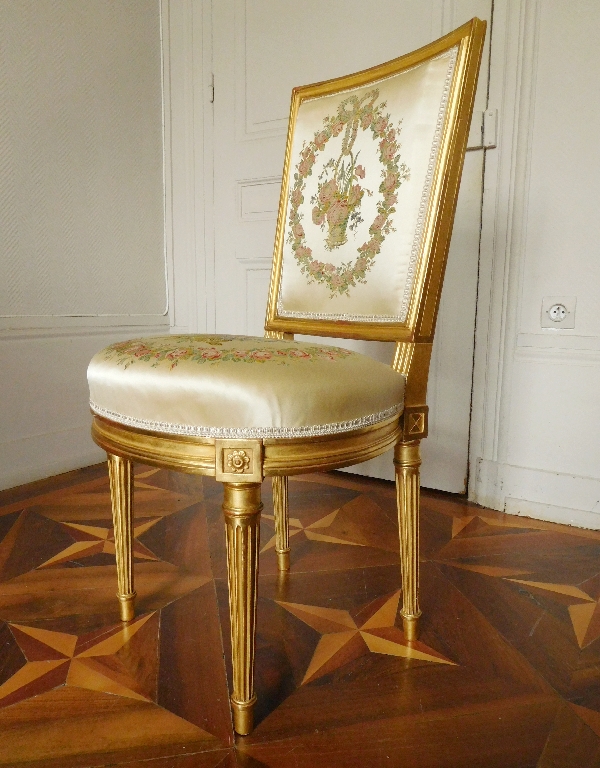 Paire de chaises en bois doré à la feuille d'or de style Louis XVI