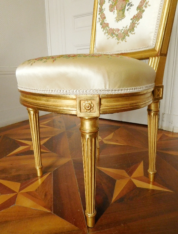 Paire de chaises en bois doré à la feuille d'or de style Louis XVI