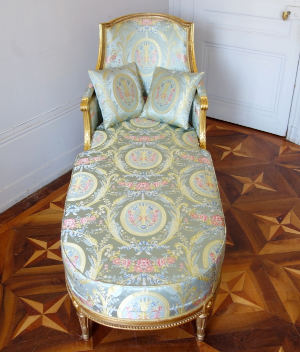 Louis XVI style long chair, gold leaf gilt wood, Tassinari & Chatel silk