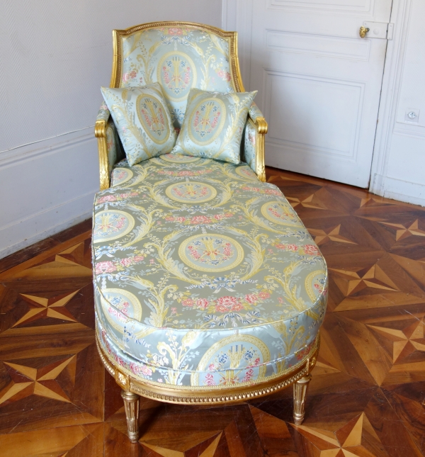 Louis XVI style long chair, gold leaf gilt wood, Tassinari & Chatel silk