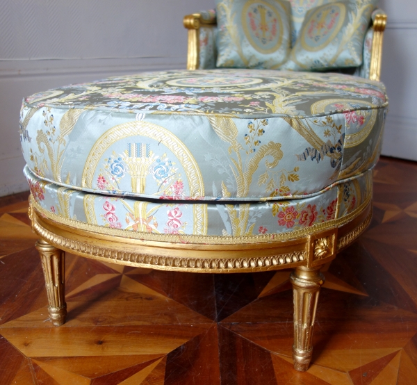 Louis XVI style long chair, gold leaf gilt wood, Tassinari & Chatel silk