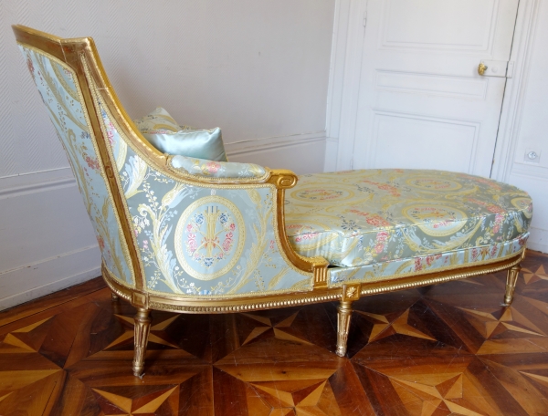 Duchesse Louis XVI en bois sculpté et doré, soie Marie Antoinette de Tassinari et Chatel