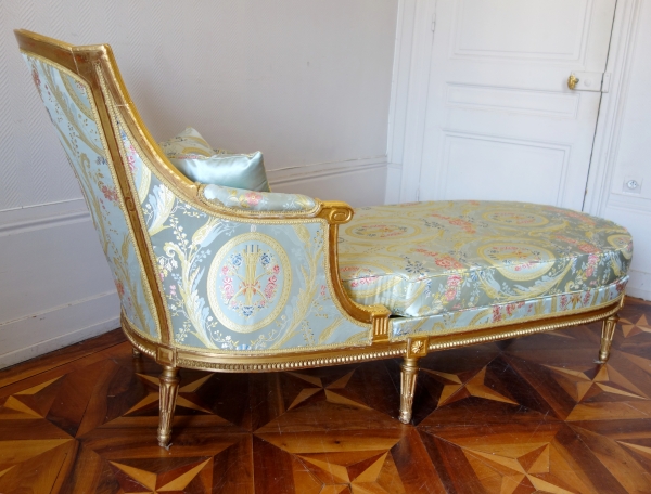 Louis XVI style long chair, gold leaf gilt wood, Tassinari & Chatel silk