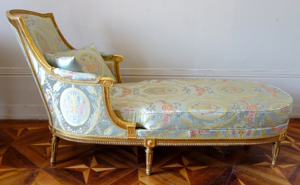 Louis XVI style long chair, gold leaf gilt wood, Tassinari & Chatel silk