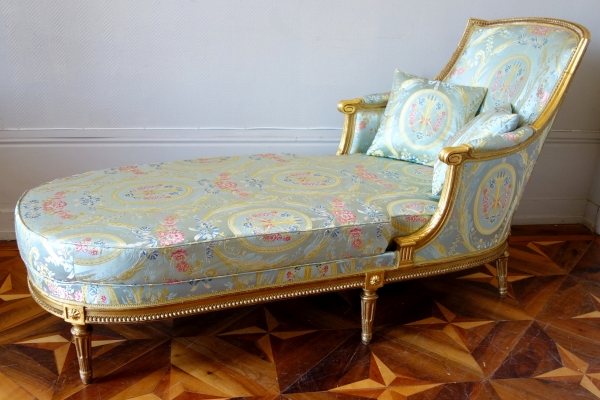 Louis XVI style long chair, gold leaf gilt wood, Tassinari & Chatel silk