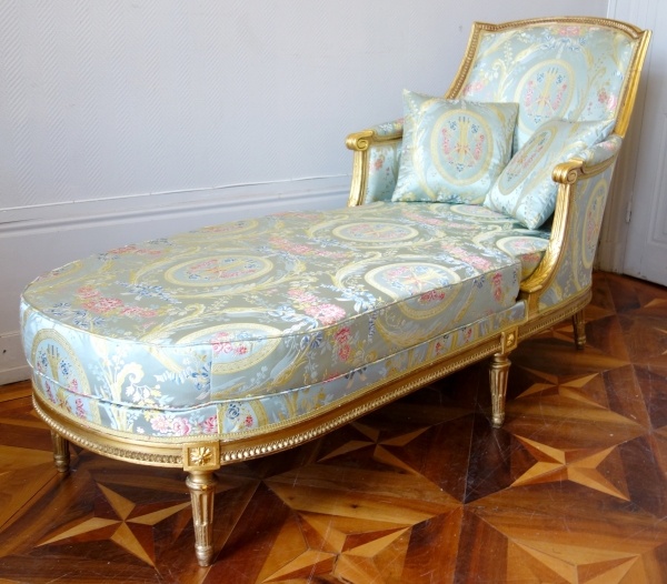 Louis XVI style long chair, gold leaf gilt wood, Tassinari & Chatel silk