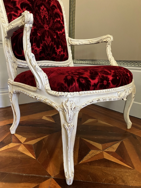 Fauteuil à châssis d'époque Louis XV Transition - marques au fer GM (Garde Meuble ?)