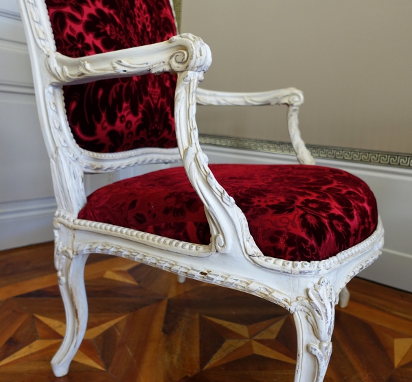Fauteuil à châssis d'époque Louis XV Transition - marques au fer GM (Garde Meuble ?)