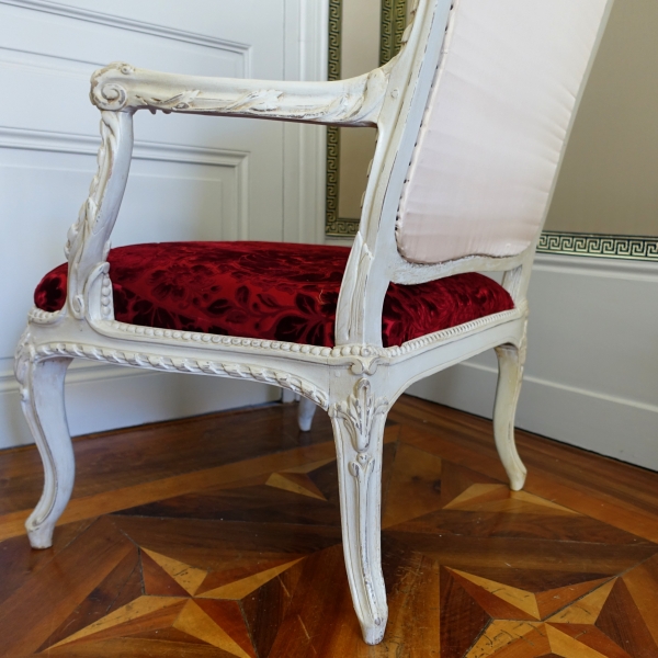 Fauteuil à châssis d'époque Louis XV Transition - marques au fer GM (Garde Meuble ?)