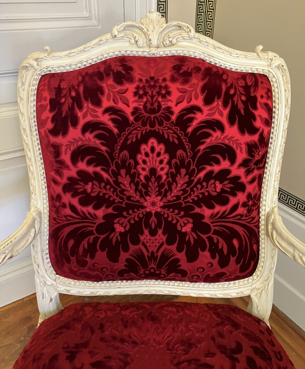 Fauteuil à châssis d'époque Louis XV Transition - marques au fer GM (Garde Meuble ?)