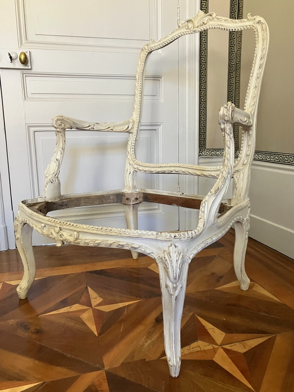 Fauteuil à châssis d'époque Louis XV Transition - marques au fer GM (Garde Meuble ?)