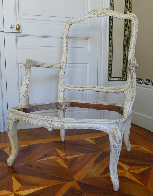 Fauteuil à châssis d'époque Louis XV Transition - marques au fer GM (Garde Meuble ?)