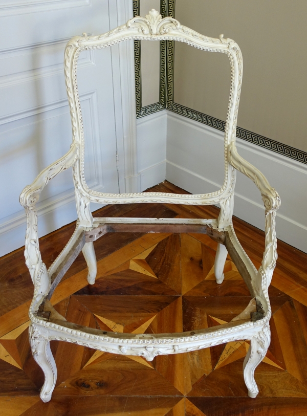 Fauteuil à châssis d'époque Louis XV Transition - marques au fer GM (Garde Meuble ?)