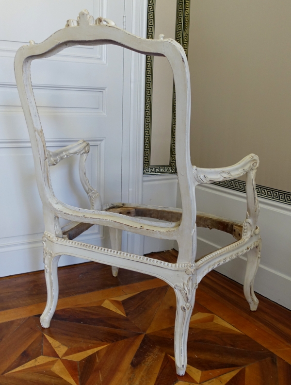 Fauteuil à châssis d'époque Louis XV Transition - marques au fer GM (Garde Meuble ?)