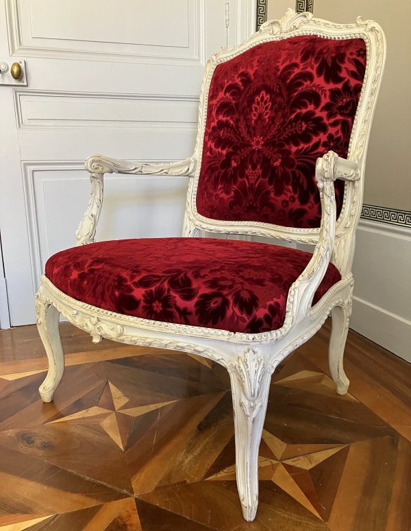 Fauteuil à châssis d'époque Louis XV Transition - marques au fer GM (Garde Meuble ?)
