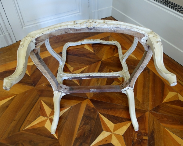 Fauteuil à châssis d'époque Louis XV Transition - marques au fer GM (Garde Meuble ?)