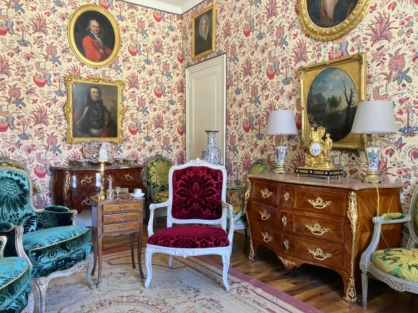 Fauteuil à châssis d'époque Louis XV Transition - marques au fer GM (Garde Meuble ?)