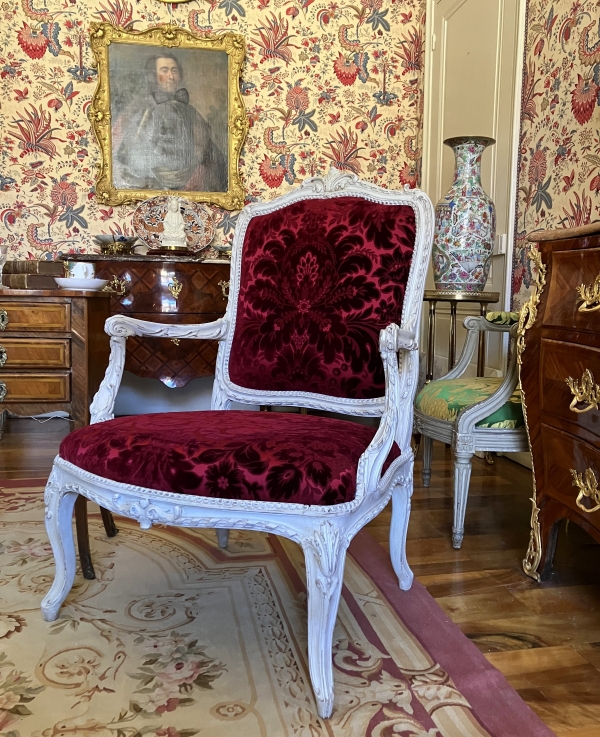 Fauteuil à châssis d'époque Louis XV Transition - marques au fer GM (Garde Meuble ?)