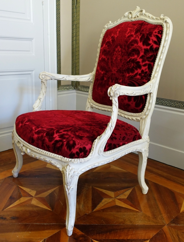 Fauteuil à châssis d'époque Louis XV Transition - marques au fer GM (Garde Meuble ?)