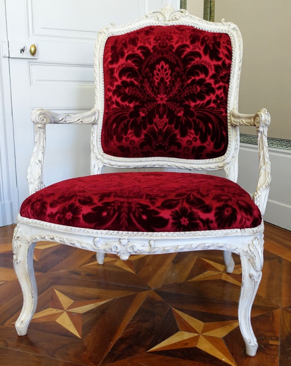 Fauteuil à châssis d'époque Louis XV Transition - marques au fer GM (Garde Meuble ?)