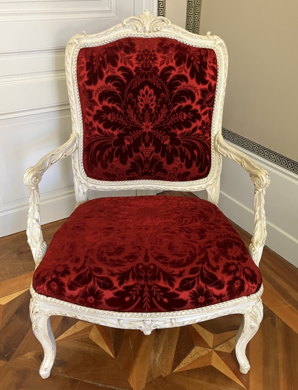 Fauteuil à châssis d'époque Louis XV Transition - marques au fer GM (Garde Meuble ?)