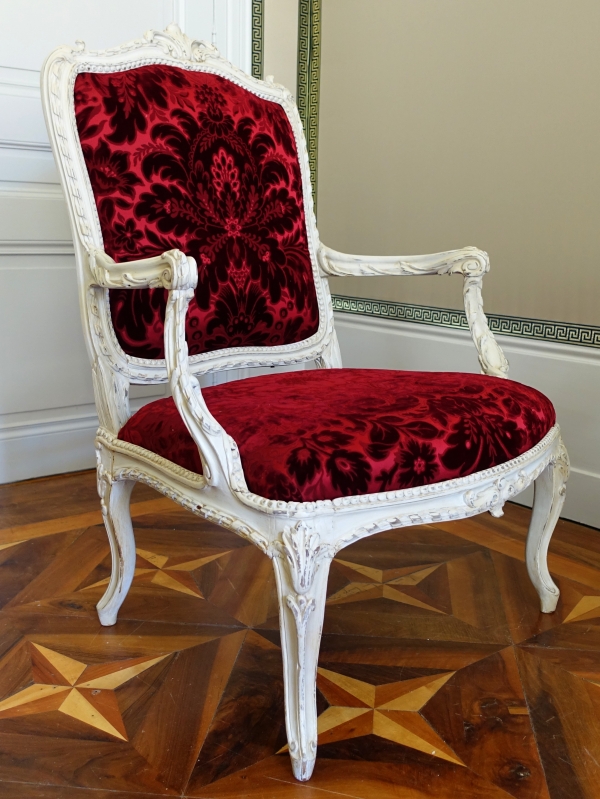 Fauteuil à châssis d'époque Louis XV Transition - marques au fer GM (Garde Meuble ?)