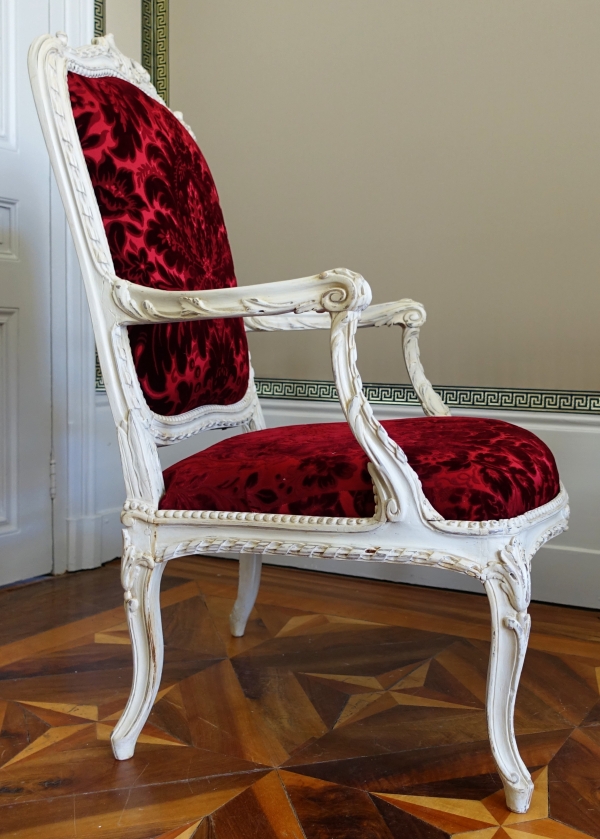 Fauteuil à châssis d'époque Louis XV Transition - marques au fer GM (Garde Meuble ?)