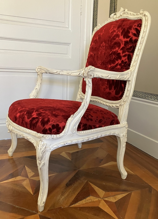 Fauteuil à châssis d'époque Louis XV Transition - marques au fer GM (Garde Meuble ?)