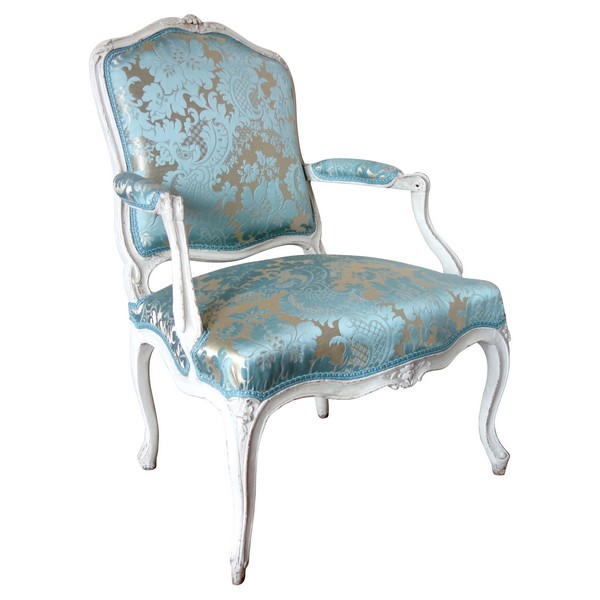 Jacques Fligny : fauteuil à la Reine d'époque Louis XV - brocatelle de soie bleue - estampille