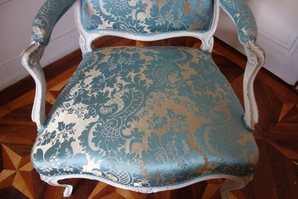 Jacques Fligny : fauteuil à la Reine d'époque Louis XV - brocatelle de soie bleue - estampille