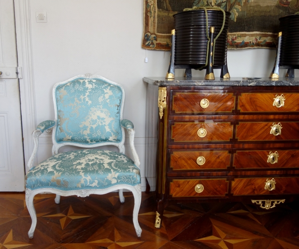 Jacques Fligny : fauteuil à la Reine d'époque Louis XV - brocatelle de soie bleue - estampille